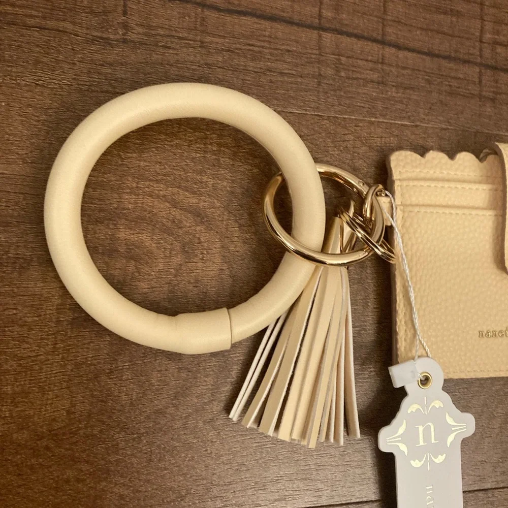 Nanette Lepore NWT Neutral Cream Scalloped Cardholder Keyring Wristlet w/ Tassel